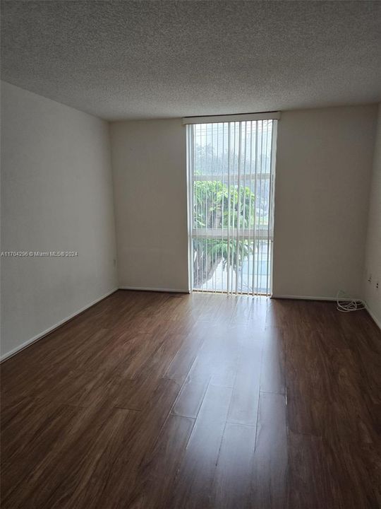 For Sale: $195,000 (1 beds, 1 baths, 720 Square Feet)