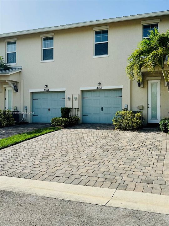 Garage + extra parking space