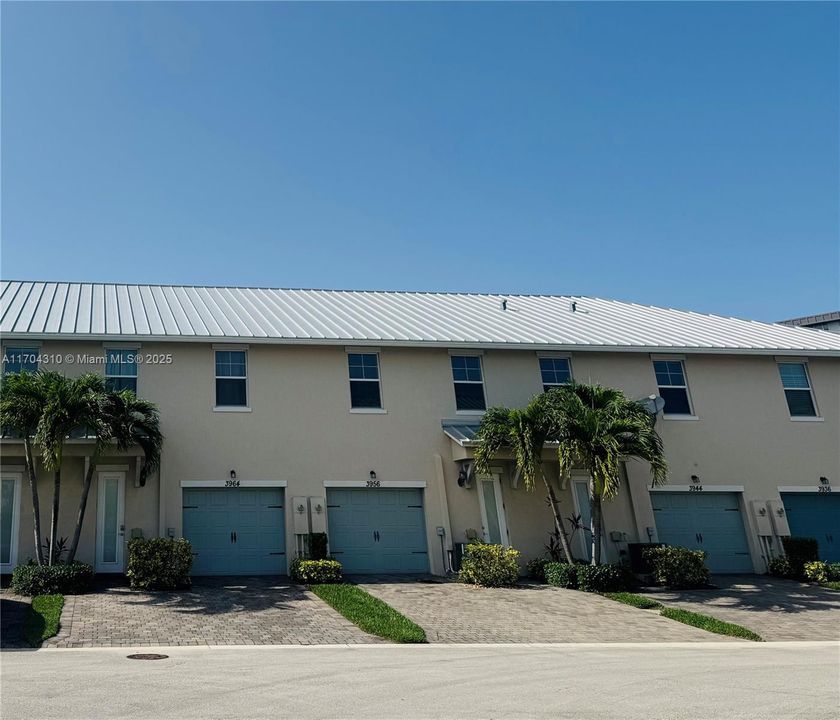 Garage + additional parking spcae