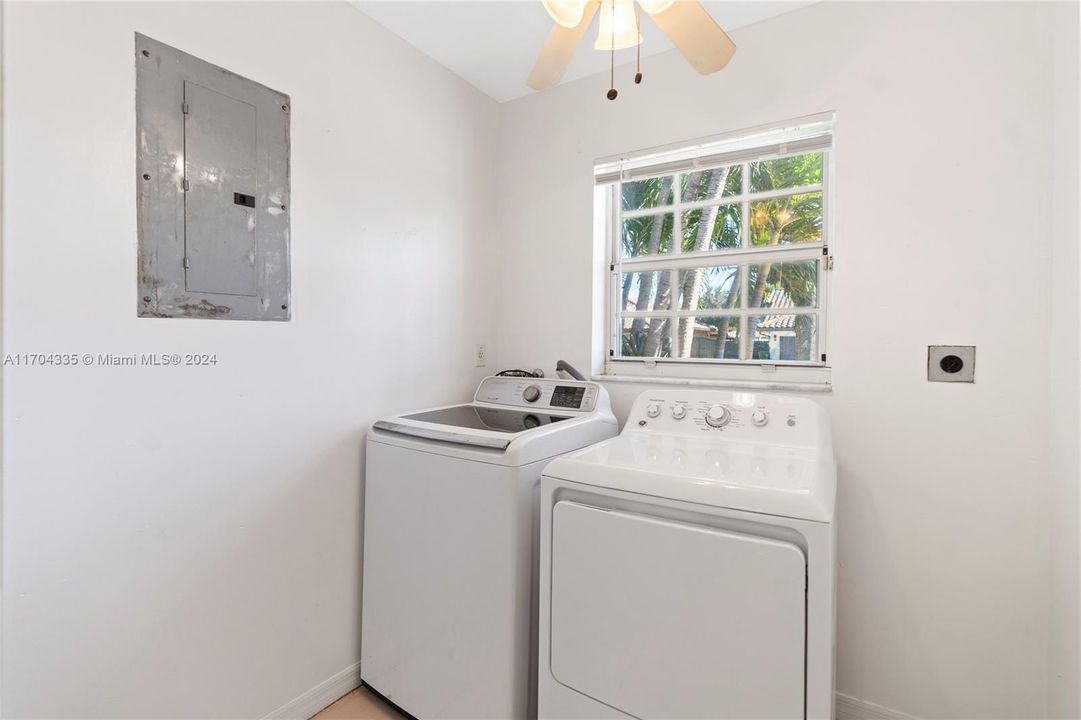 Active With Contract: $785,000 (4 beds, 2 baths, 2404 Square Feet)