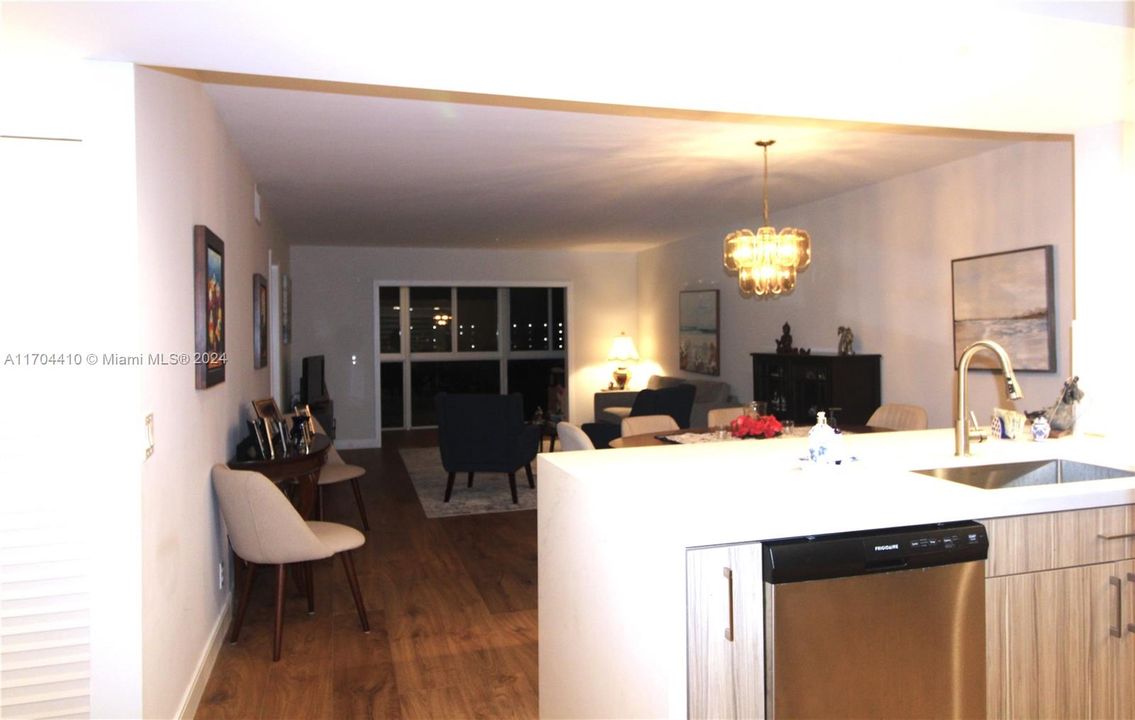 For Sale: $335,000 (2 beds, 2 baths, 1192 Square Feet)