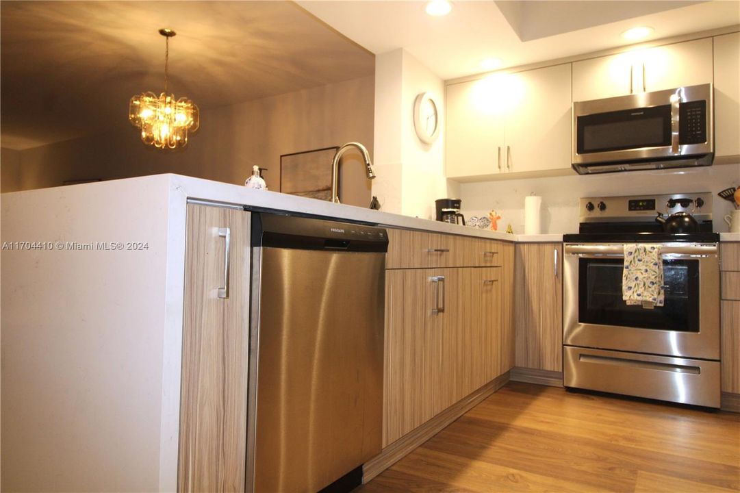 For Sale: $335,000 (2 beds, 2 baths, 1192 Square Feet)