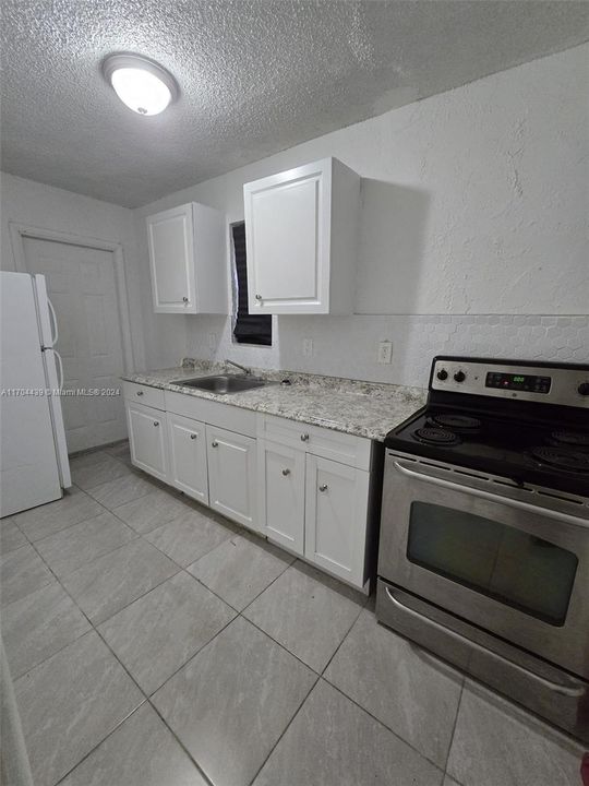 For Rent: $1,375 (1 beds, 1 baths, 877 Square Feet)