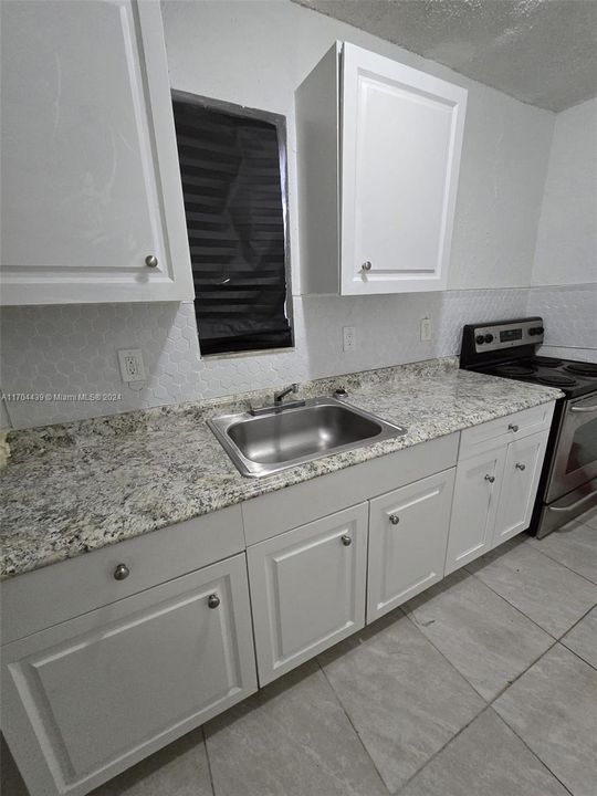 For Rent: $1,375 (1 beds, 1 baths, 877 Square Feet)