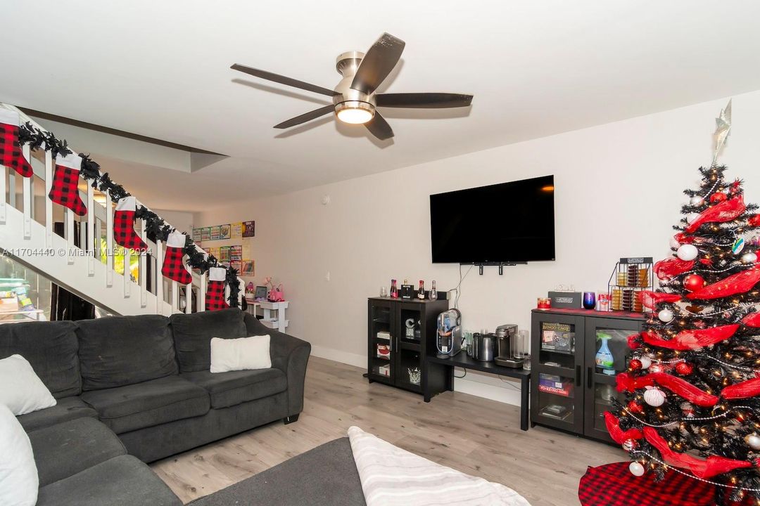 Active With Contract: $440,000 (3 beds, 2 baths, 1488 Square Feet)