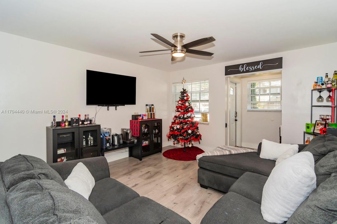 Active With Contract: $440,000 (3 beds, 2 baths, 1488 Square Feet)