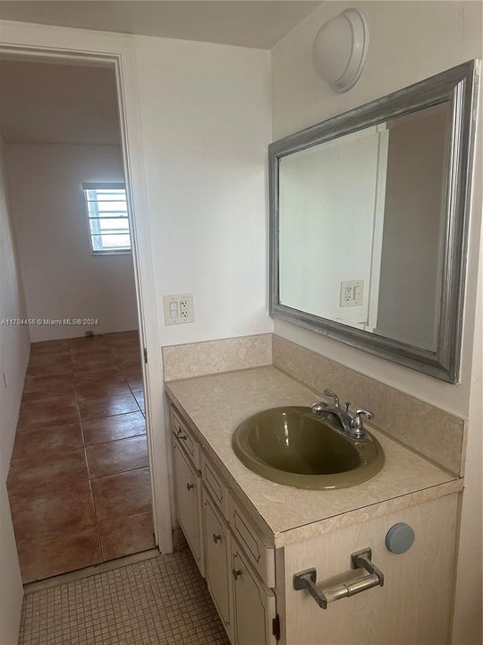 Active With Contract: $1,500 (1 beds, 1 baths, 800 Square Feet)