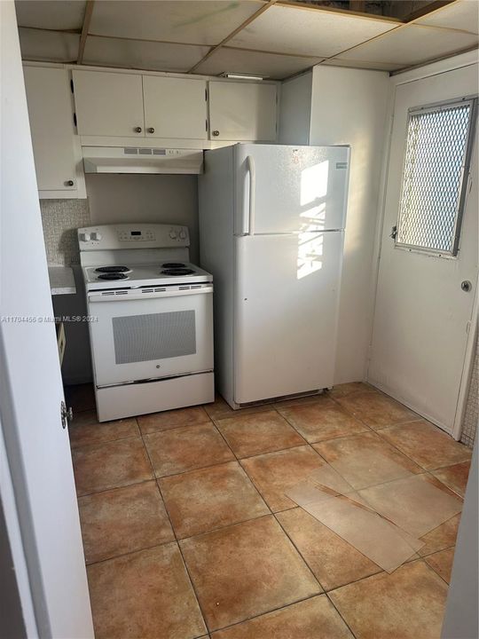 Active With Contract: $1,500 (1 beds, 1 baths, 800 Square Feet)