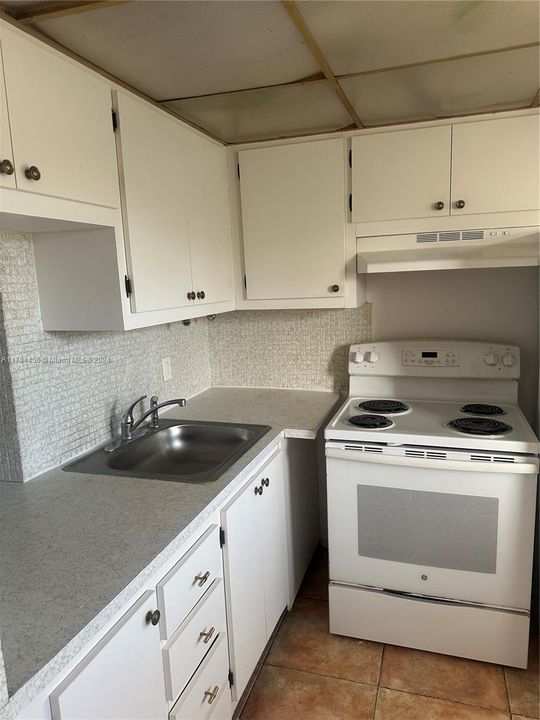 Active With Contract: $1,500 (1 beds, 1 baths, 800 Square Feet)