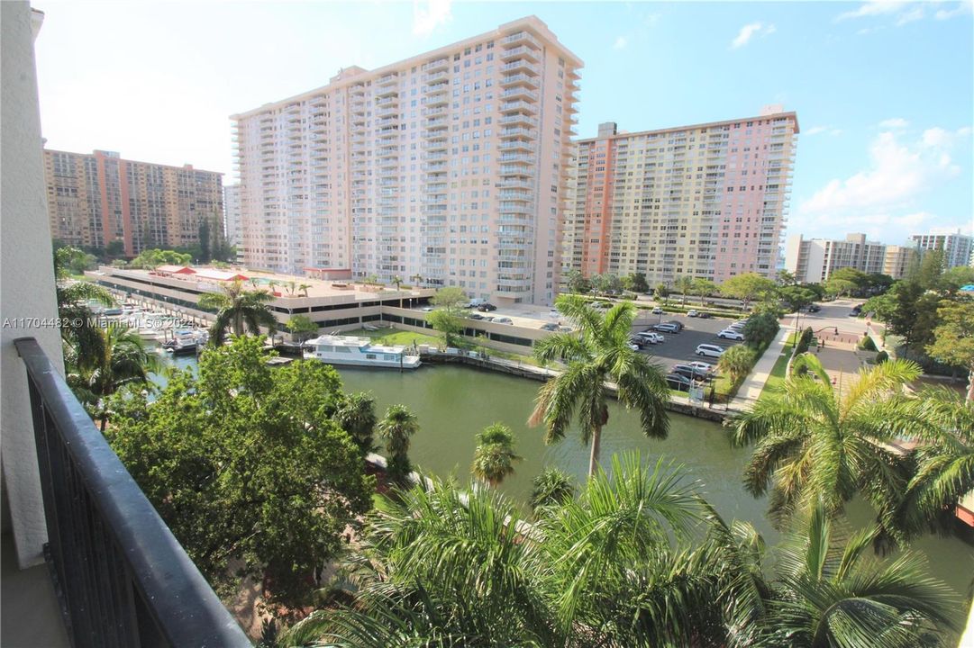 For Sale: $530,000 (2 beds, 2 baths, 1116 Square Feet)