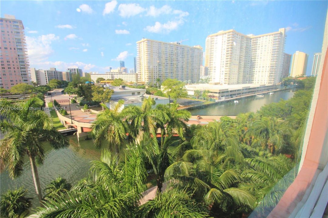 For Sale: $530,000 (2 beds, 2 baths, 1116 Square Feet)