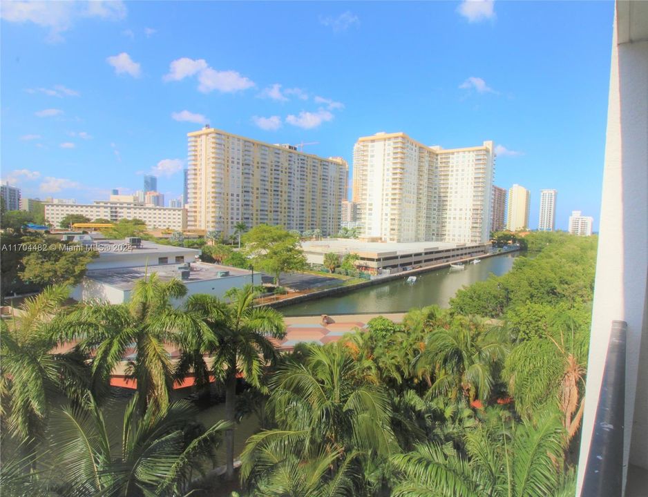 For Sale: $530,000 (2 beds, 2 baths, 1116 Square Feet)