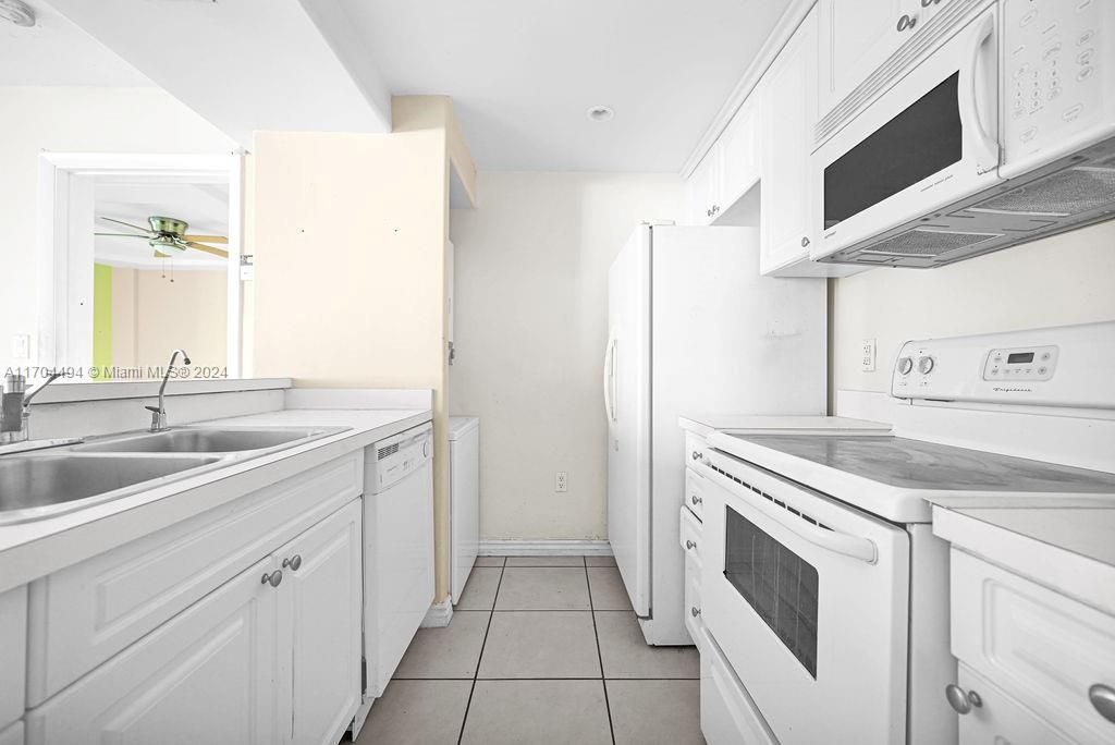 For Sale: $240,000 (2 beds, 2 baths, 908 Square Feet)