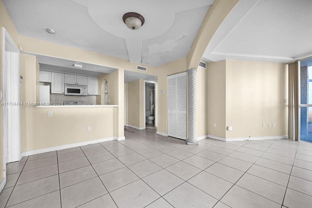 For Sale: $240,000 (2 beds, 2 baths, 908 Square Feet)