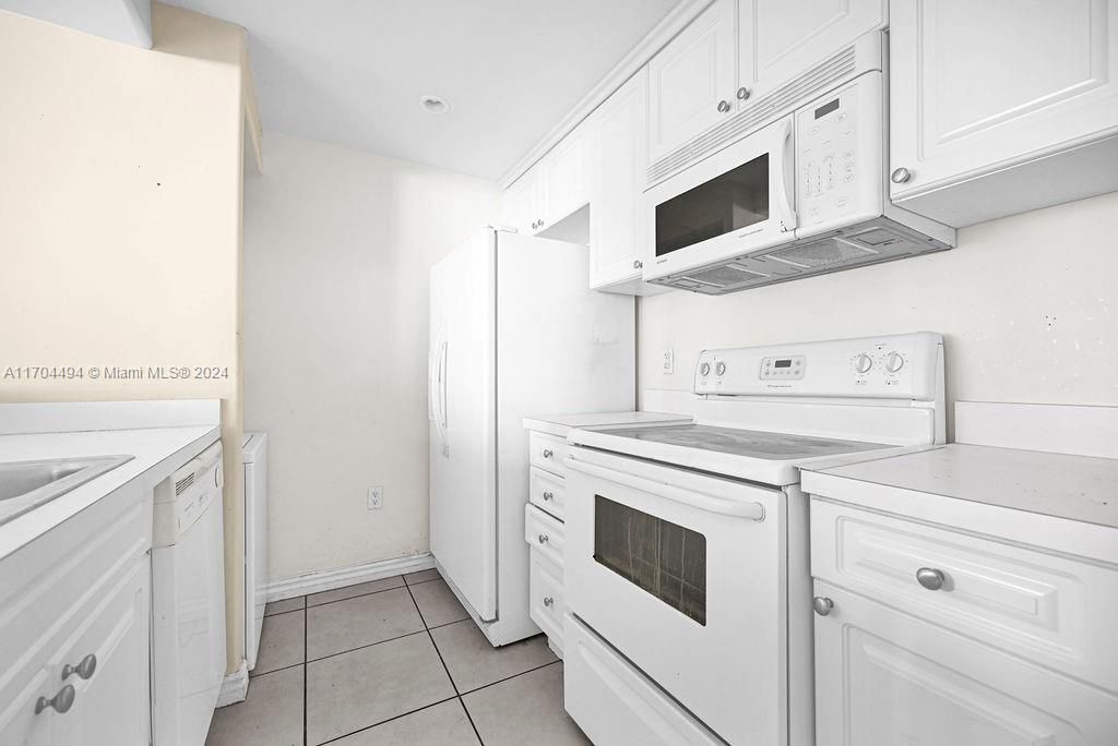 For Sale: $240,000 (2 beds, 2 baths, 908 Square Feet)