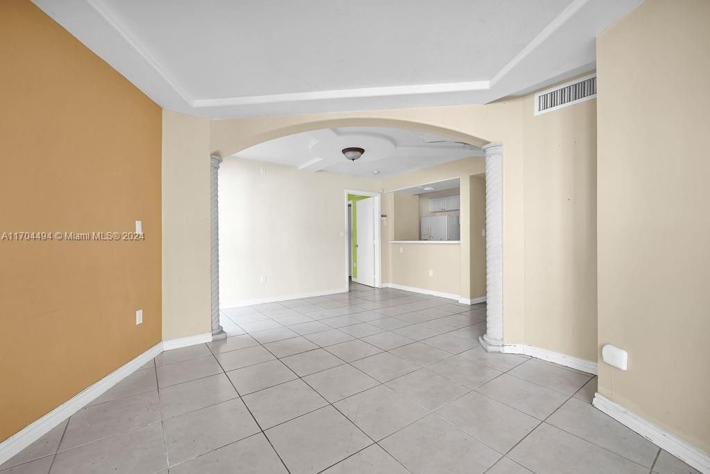 For Sale: $240,000 (2 beds, 2 baths, 908 Square Feet)