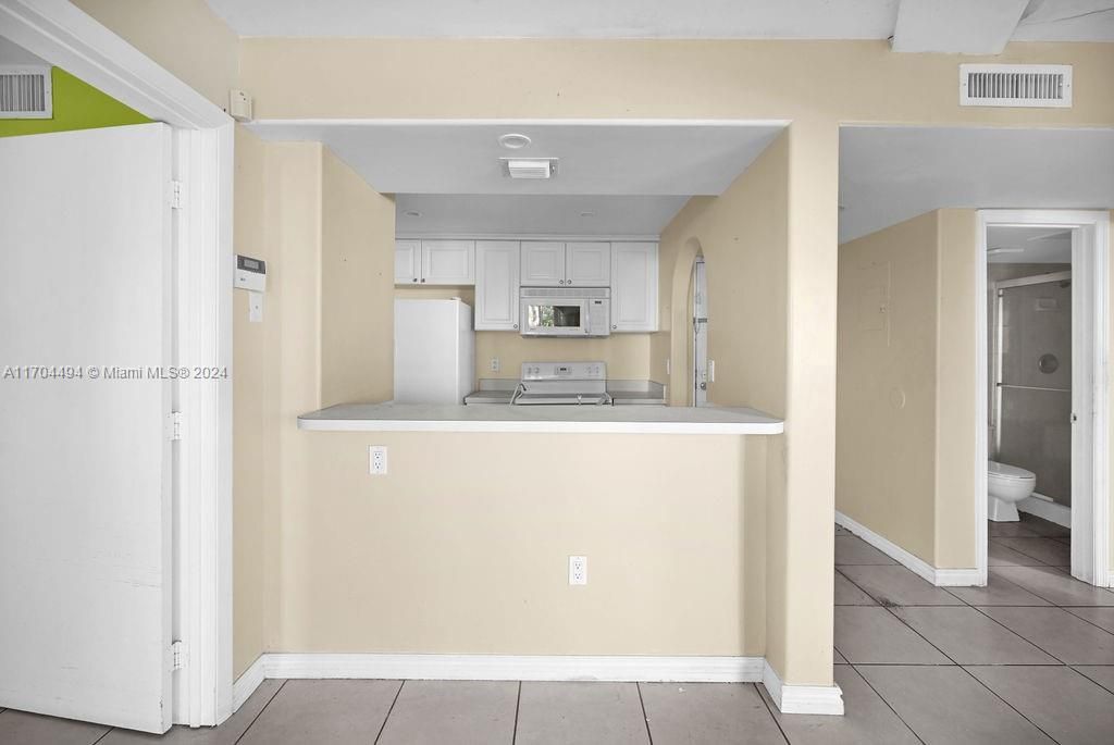 For Sale: $240,000 (2 beds, 2 baths, 908 Square Feet)