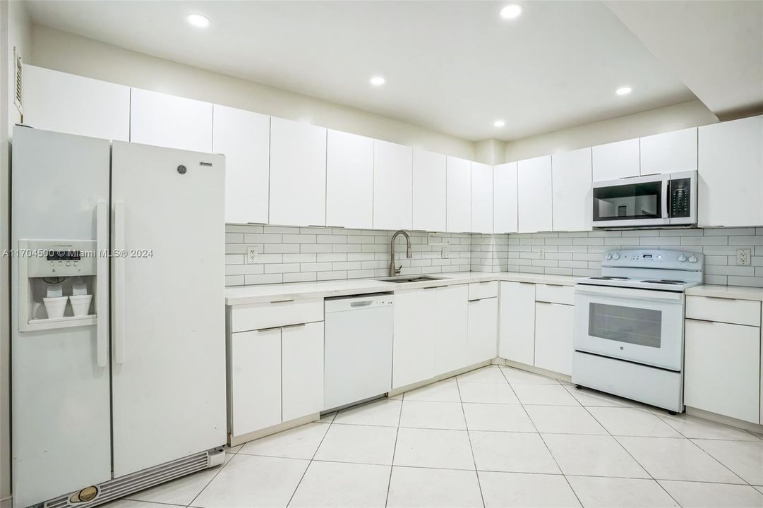 For Sale: $615,000 (2 beds, 2 baths, 1323 Square Feet)