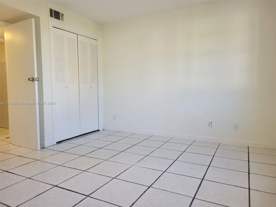 For Sale: $94,900 (2 beds, 1 baths, 725 Square Feet)