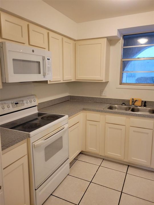 For Sale: $94,900 (2 beds, 1 baths, 725 Square Feet)