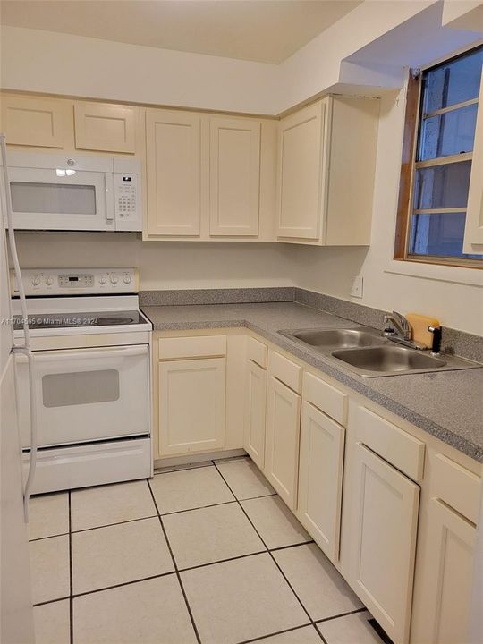 For Sale: $94,900 (2 beds, 1 baths, 725 Square Feet)