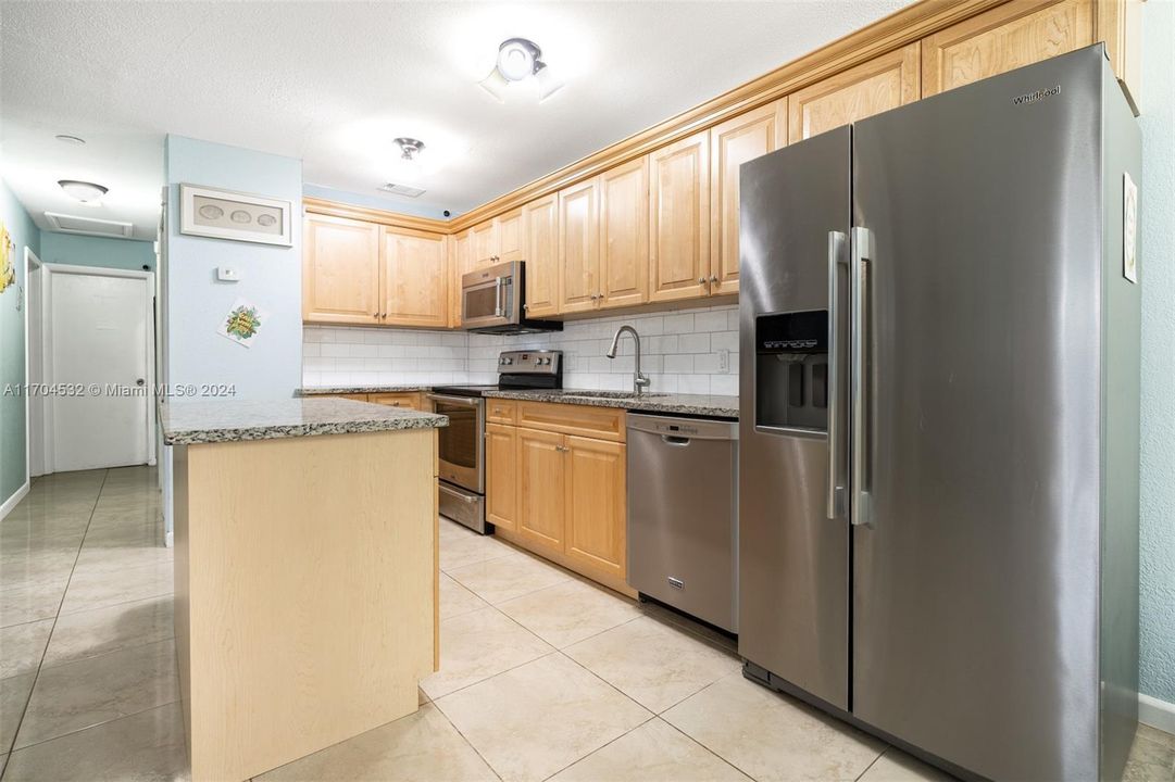 For Sale: $249,000 (2 beds, 2 baths, 968 Square Feet)