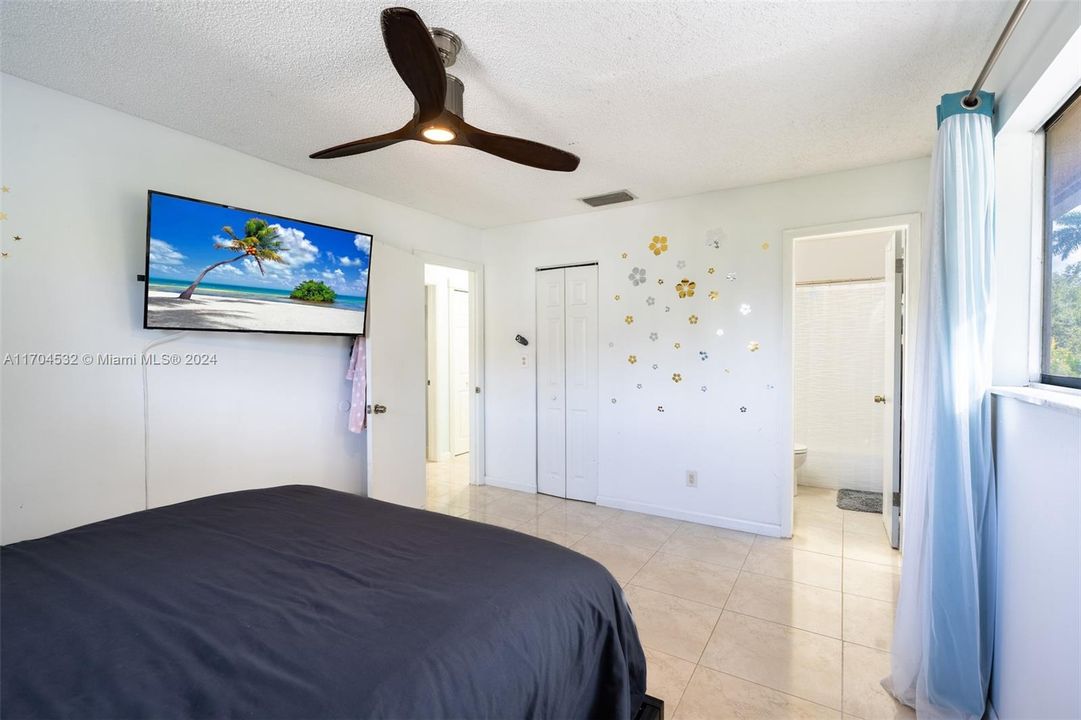 For Sale: $249,000 (2 beds, 2 baths, 968 Square Feet)