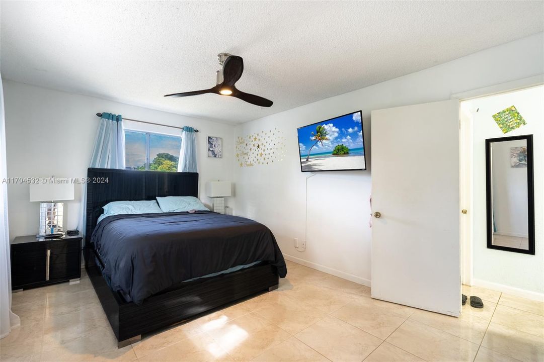 For Sale: $249,000 (2 beds, 2 baths, 968 Square Feet)