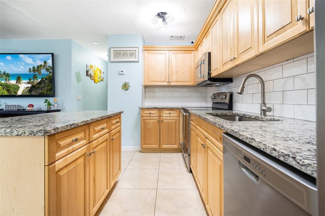 For Sale: $249,000 (2 beds, 2 baths, 968 Square Feet)