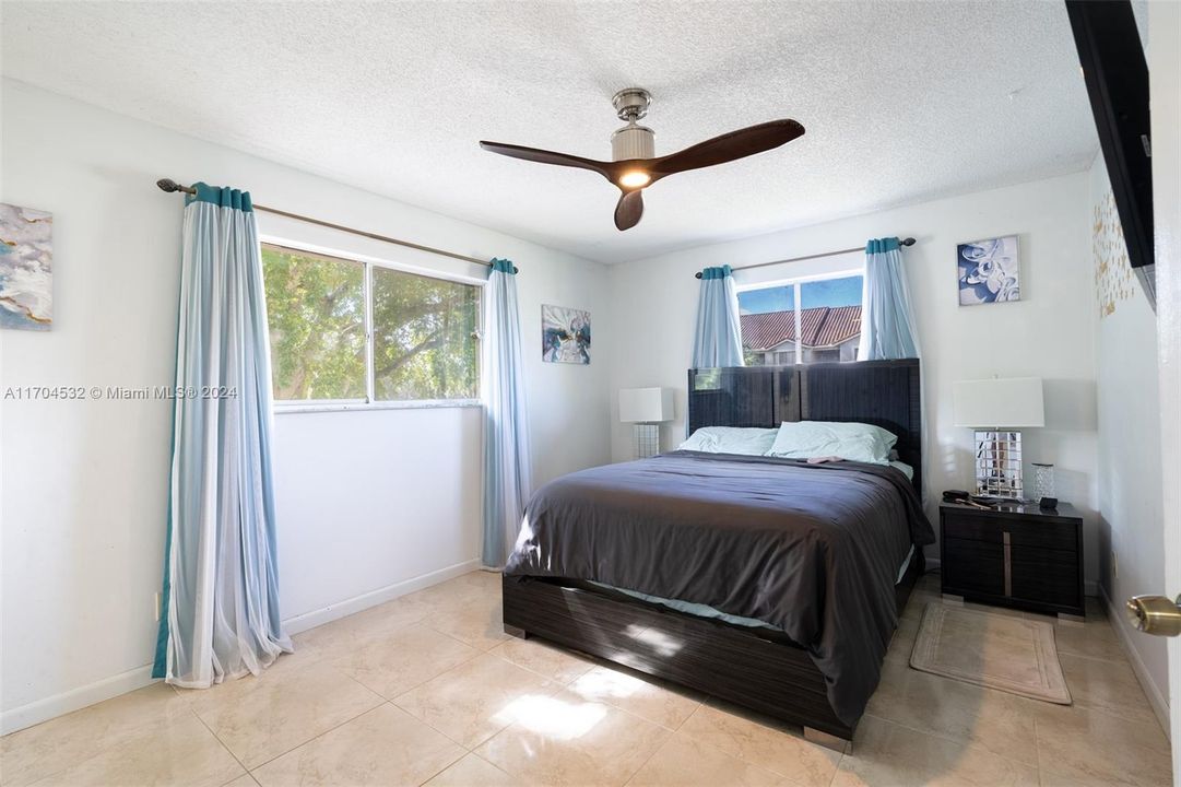 For Sale: $249,000 (2 beds, 2 baths, 968 Square Feet)