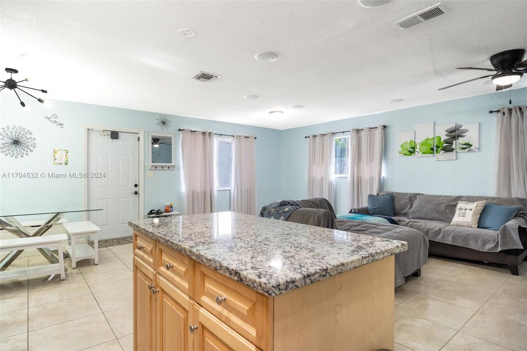 For Sale: $249,000 (2 beds, 2 baths, 968 Square Feet)