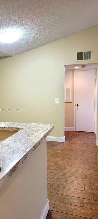 Active With Contract: $1,750 (1 beds, 1 baths, 805 Square Feet)