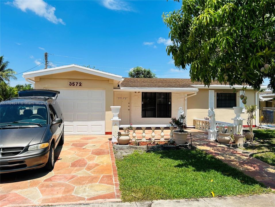 Active With Contract: $2,800 (3 beds, 2 baths, 1539 Square Feet)