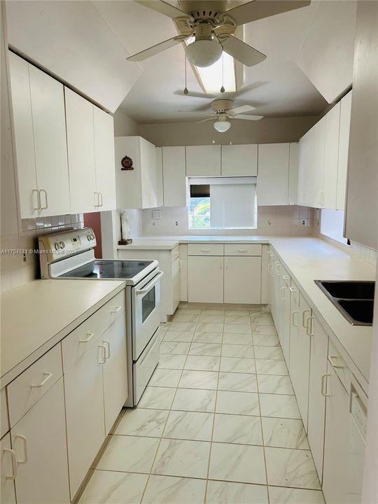 Active With Contract: $2,800 (3 beds, 2 baths, 1539 Square Feet)