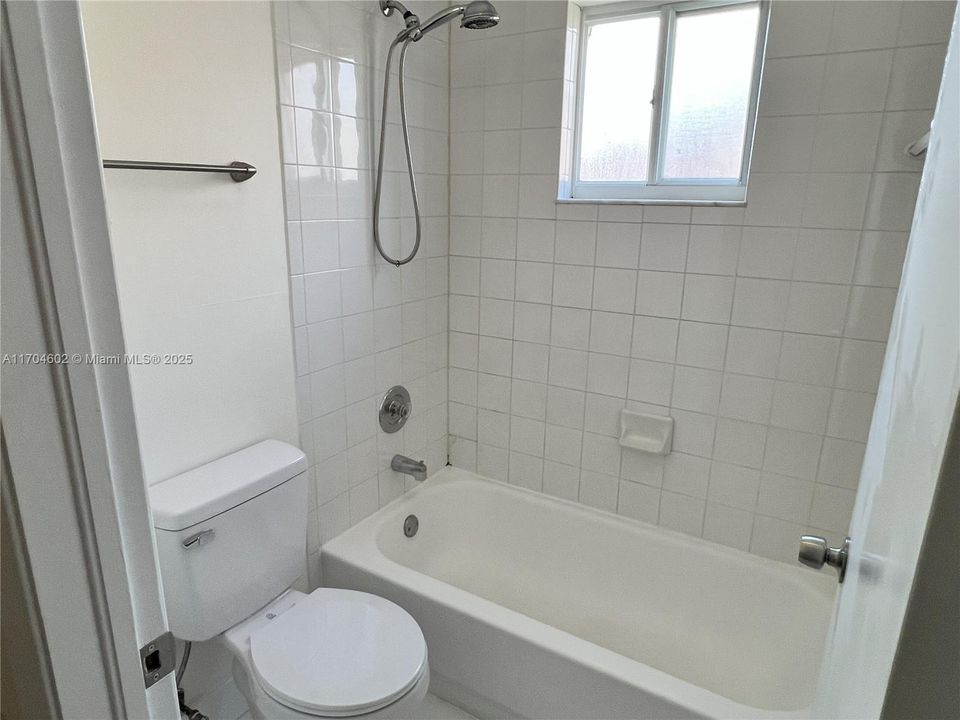 For Rent: $2,400 (2 beds, 2 baths, 1060 Square Feet)