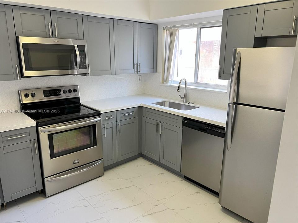 For Rent: $2,400 (2 beds, 2 baths, 1060 Square Feet)