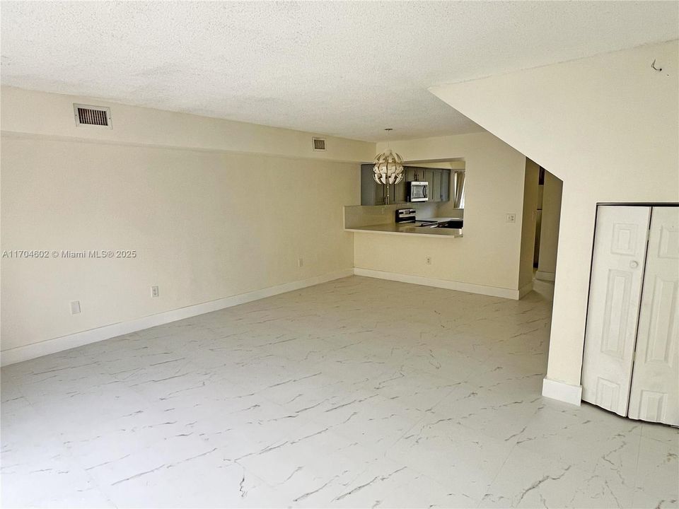 For Rent: $2,400 (2 beds, 2 baths, 1060 Square Feet)