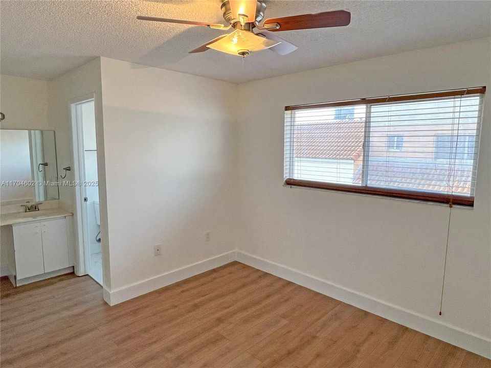 For Rent: $2,400 (2 beds, 2 baths, 1060 Square Feet)