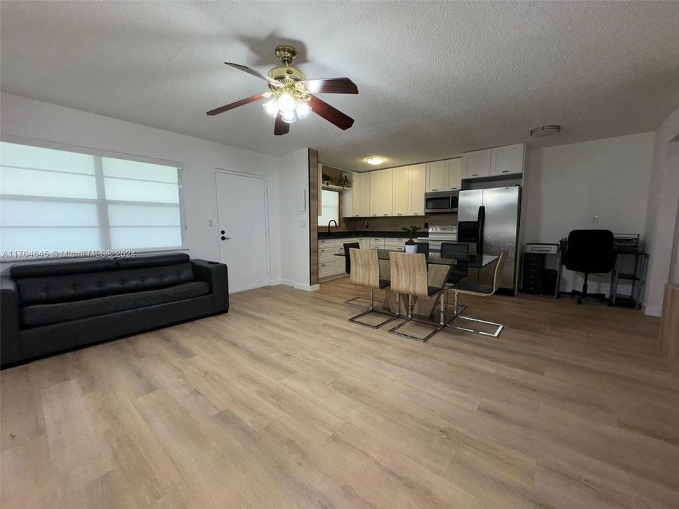 For Sale: $175,000 (1 beds, 2 baths, 691 Square Feet)