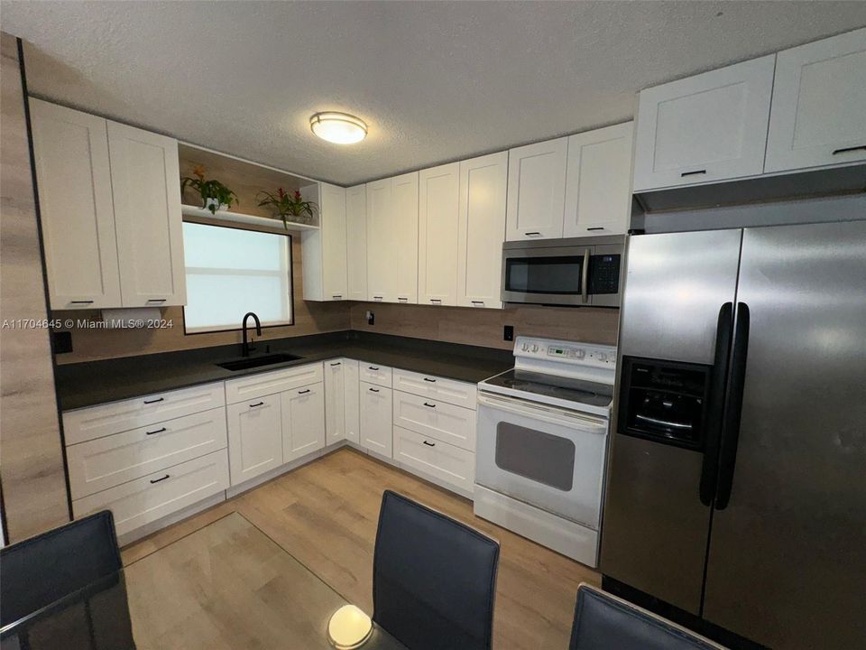 For Sale: $175,000 (1 beds, 2 baths, 691 Square Feet)