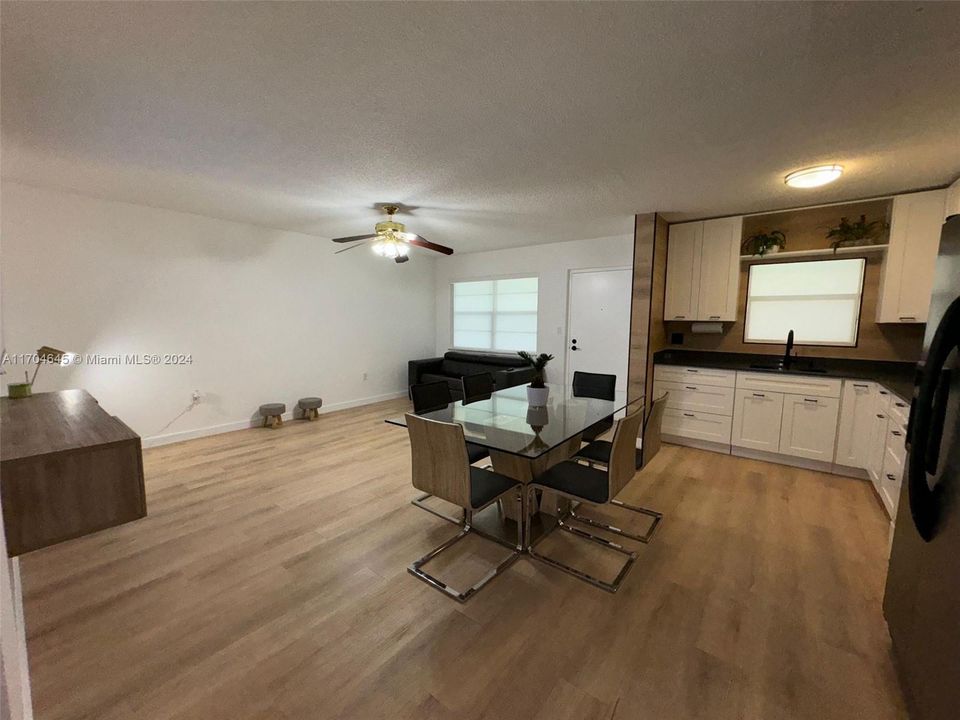 For Sale: $175,000 (1 beds, 2 baths, 691 Square Feet)