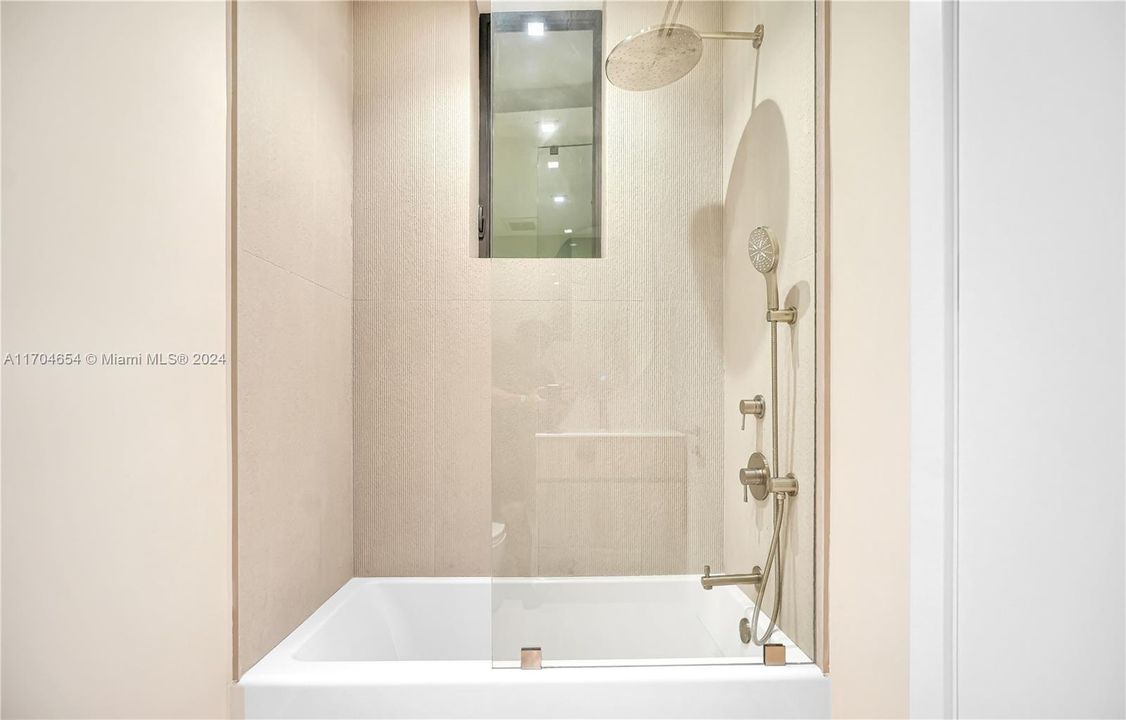 Secondary Bathroom with Bathtub