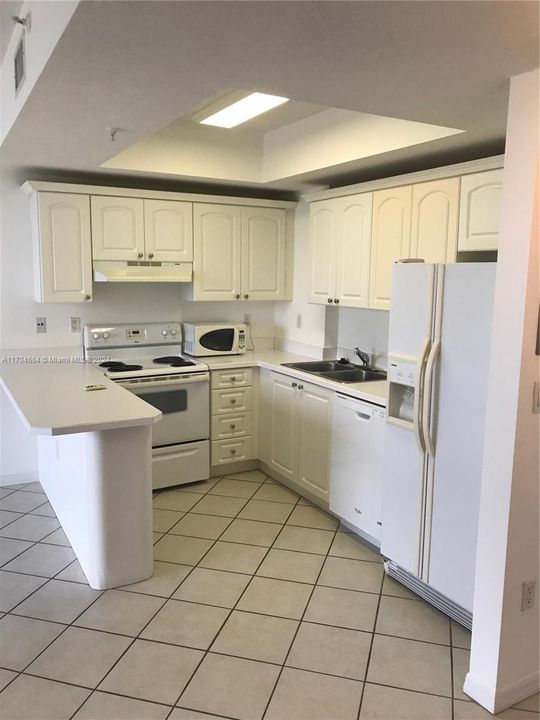 For Sale: $299,000 (1 beds, 1 baths, 575 Square Feet)