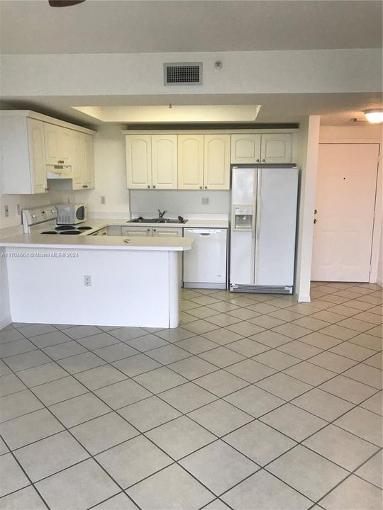 For Sale: $299,000 (1 beds, 1 baths, 575 Square Feet)