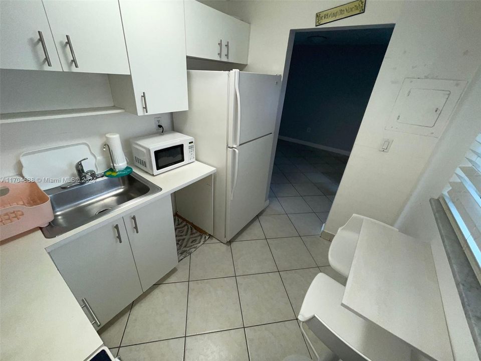 Active With Contract: $1,850 (2 beds, 1 baths, 707 Square Feet)