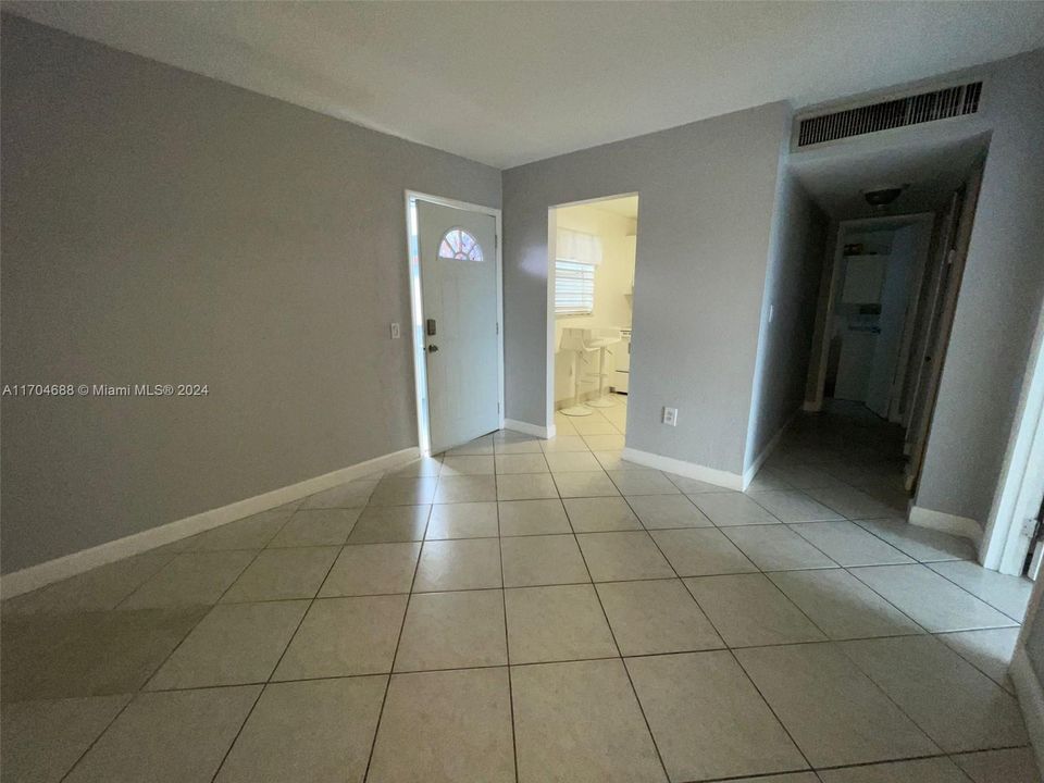 Active With Contract: $1,850 (2 beds, 1 baths, 707 Square Feet)