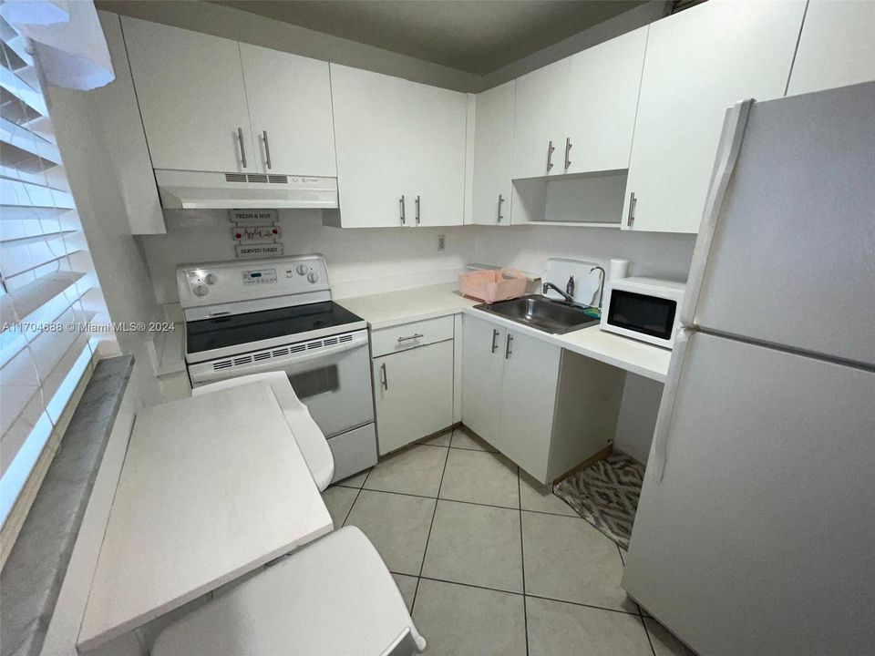 Active With Contract: $1,850 (2 beds, 1 baths, 707 Square Feet)