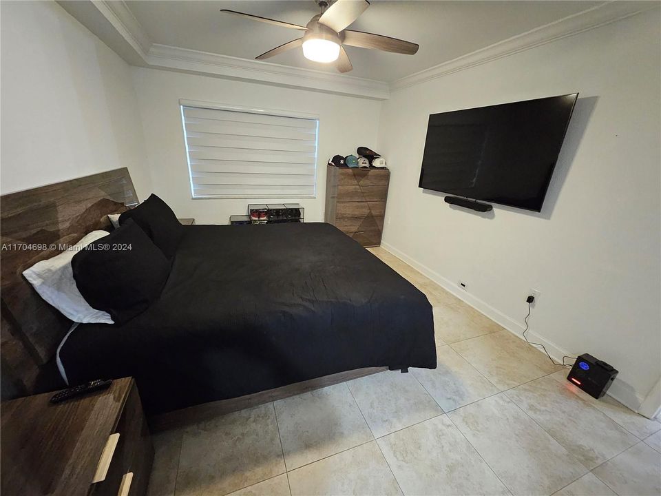 For Sale: $295,000 (1 beds, 1 baths, 850 Square Feet)