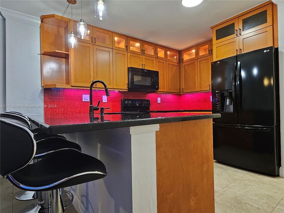 For Sale: $295,000 (1 beds, 1 baths, 850 Square Feet)