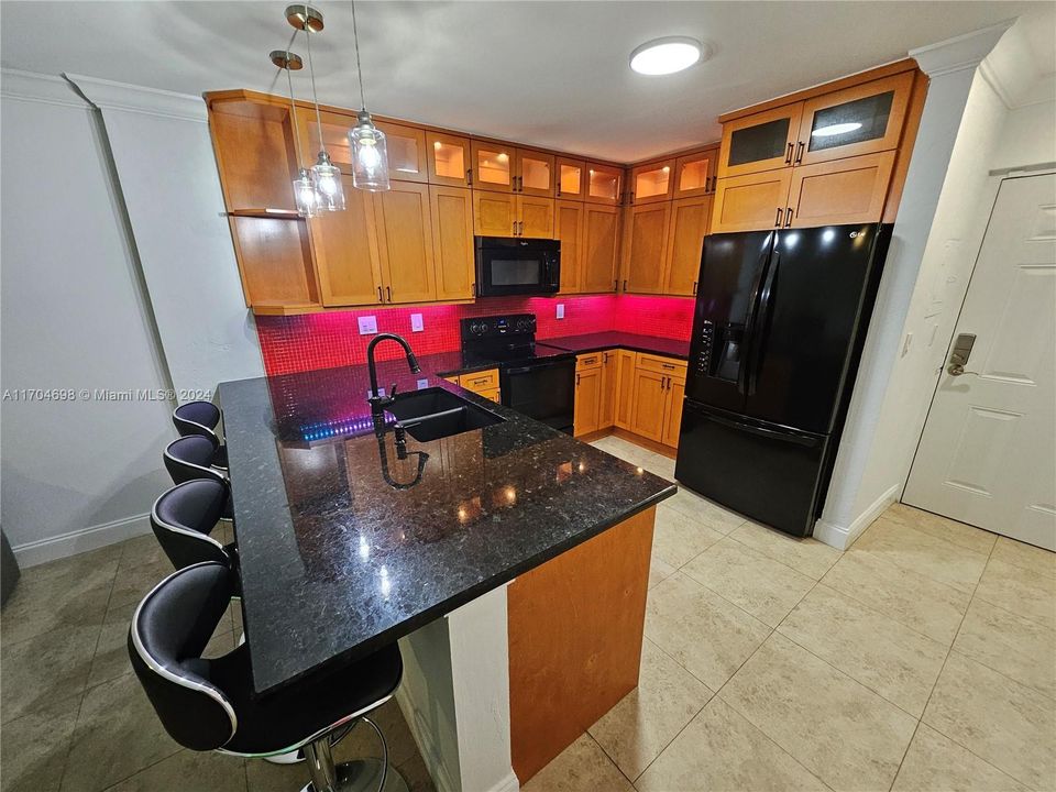 For Sale: $295,000 (1 beds, 1 baths, 850 Square Feet)